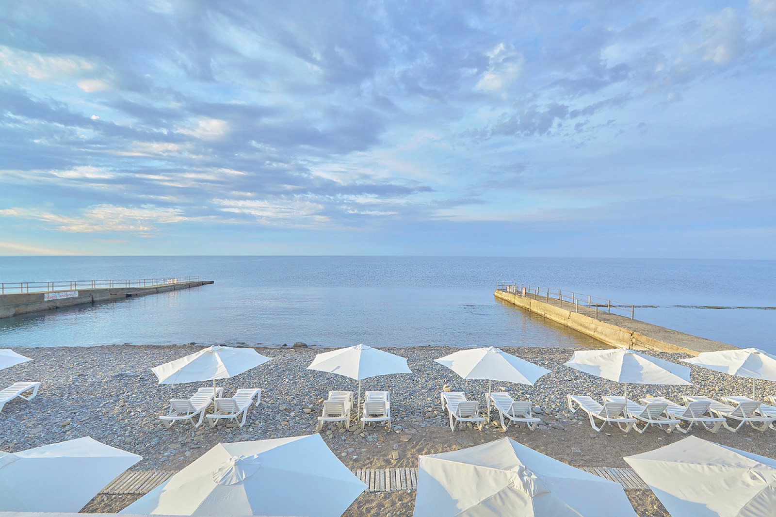 Крытый корт с синим покрытием