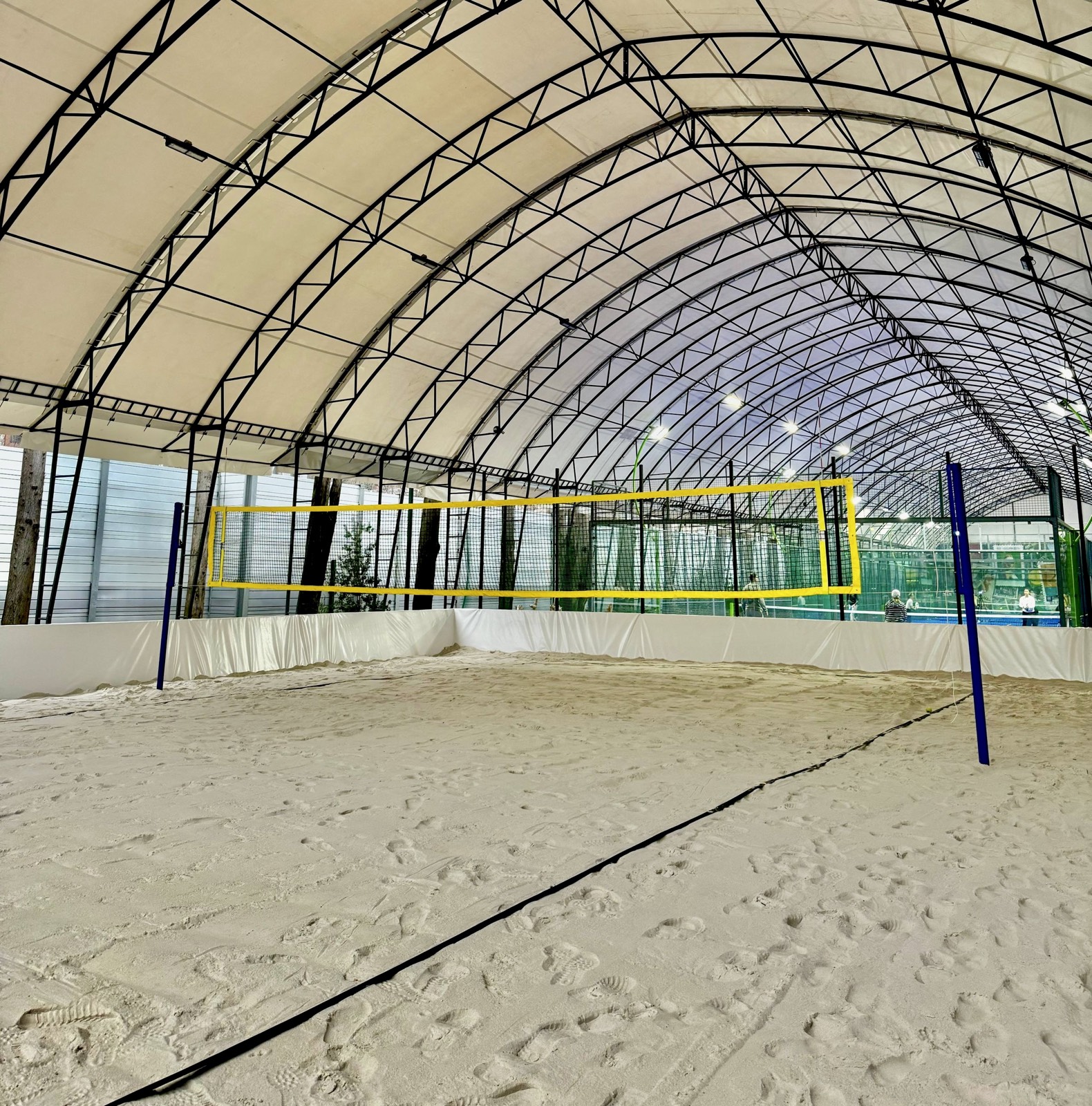 Пляжный волейбол на территории комплекса