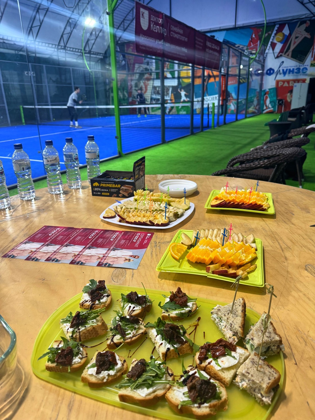 Участники тренировки у сетки